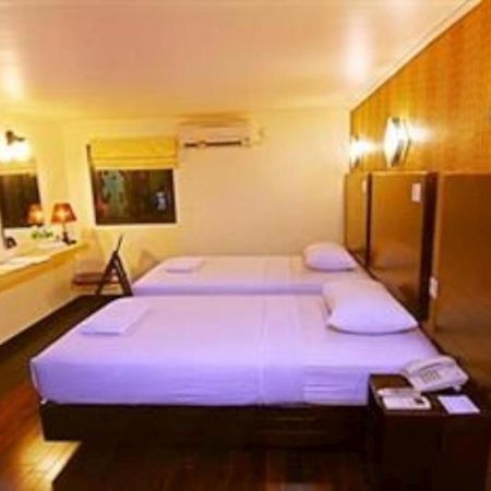 Mervit Hotel Padang  Exterior foto